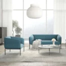 Sofá Alfa de dos cuerpos y sillón de un cuerpo azules en una sala de espera luminosa