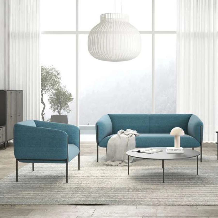 Sofá Alfa de dos cuerpos y sillón de un cuerpo azules en una sala de espera luminosa