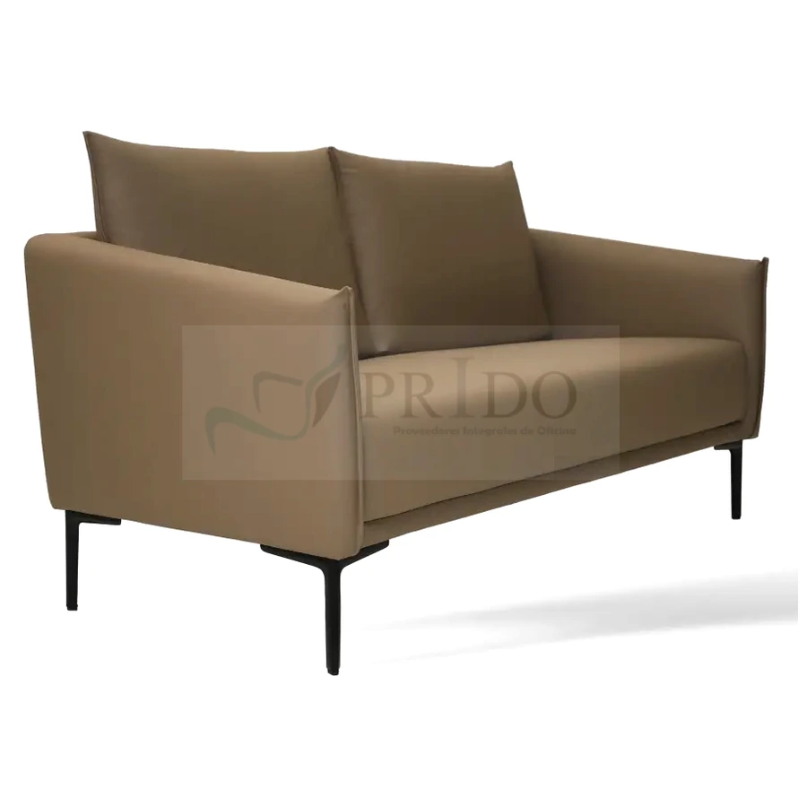 Sofá Bingo de dos cuerpos color taupe en tres cuartos, con patas de acero negro