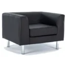 Sillón Boss de un cuerpo negro en tres cuartos, con brazos rectos y patas cromadas