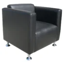 Sillón Recol New de un cuerpo negro en tres cuartos, con brazos rectos y patas cromadas