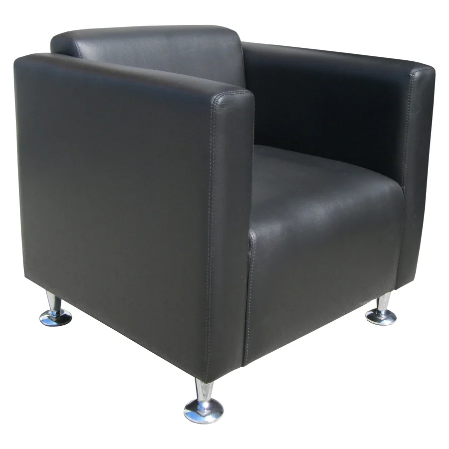 Sillón Recol New de un cuerpo negro en tres cuartos, con brazos rectos y patas cromadas