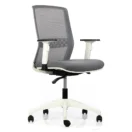 Silla ejecutiva Big Boss Blanca vista tres cuartos con respaldo de malla gris y base blanca de cinco ruedas