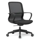 Silla Hilton negra vista tres cuartos, con respaldo reclinable de malla y brazos fijos envolventes