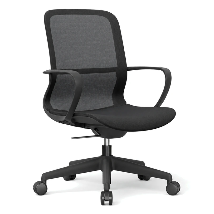 Silla Hilton negra vista tres cuartos, con respaldo reclinable de malla y brazos fijos envolventes