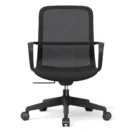 Silla Hilton negra vista frontal, con respaldo reclinable de malla y brazos fijos envolventes