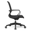 Silla Hilton negra vista lateral, con respaldo reclinable de malla y brazos fijos envolventes