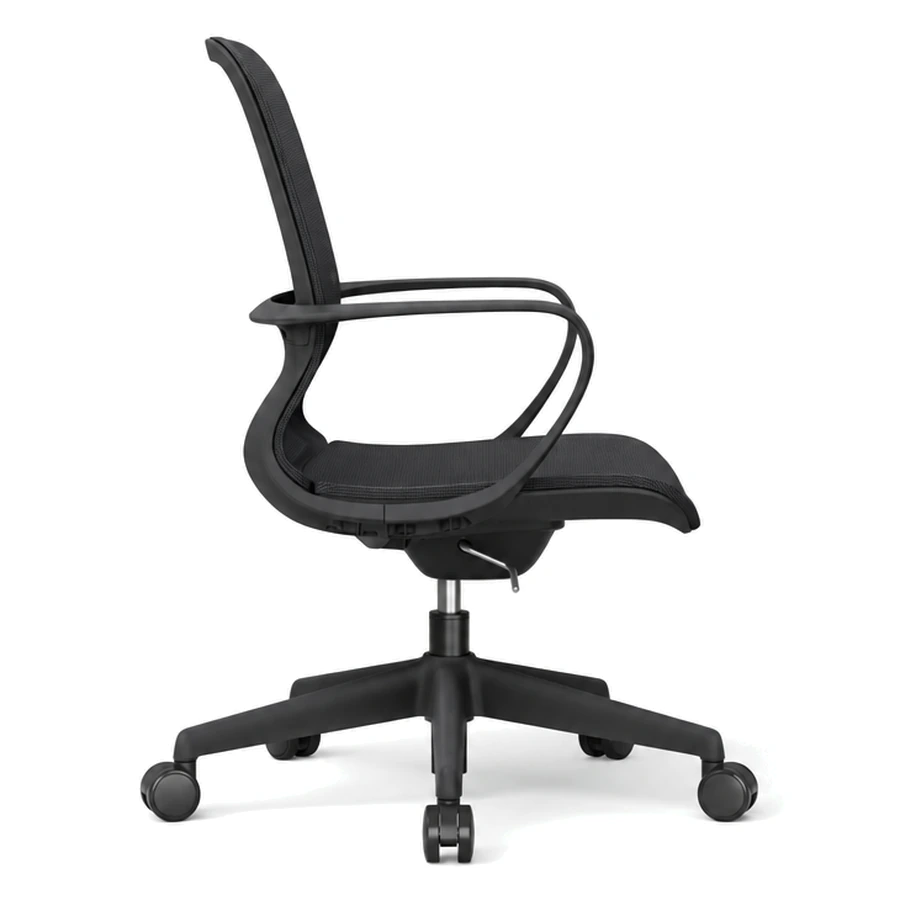 Silla Hilton negra vista lateral, con respaldo reclinable de malla y brazos fijos envolventes